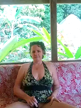 Snapshot of emiliemilf chatting on June 1, 8:32 pm emiliemilf online show from June 1, 8:32 pm