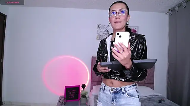 Snapshot of emma_glowof chatting on September 30, 1:32 am emma glowof online show from September 30, 1:32 am