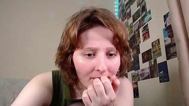 Snapshot of c0ralynx chatting on March 18, 9:52 am c0ralynx online show from March 18, 9:52 am