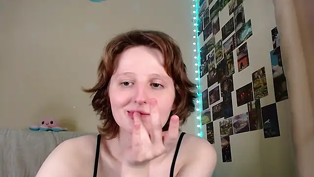 Snapshot of c0ralynx chatting on March 19, 4:25 am c0ralynx online show from March 19, 4:25 am