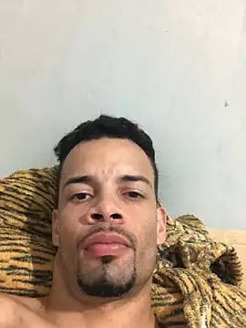 Snapshot of HenriquePhn chatting on August 8, 2:57 am HenriquePhn online show from August 8, 2:57 am