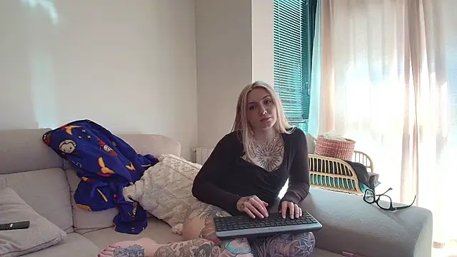 Snapshot of tattoobbgirl chatting on June 6, 3:17 pm tattoobbgirl online show from June 6, 3:17 pm