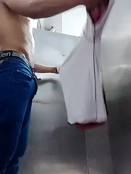 Snapshot of Pichoneterno chatting on February 19, 11:23 pm Pichoneterno online show from February 19, 11:23 pm