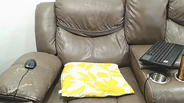 Snapshot of AriesCake chatting on February 23, 9:56 pm AriesCake online show from February 23, 9:56 pm