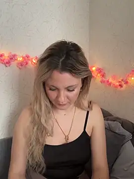 mollygirll online show from October 14, 9:32 am