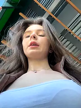 Snapshot of MilaBee chatting on September 18, 8:27 am MilaBee online show from September 18, 8:27 am