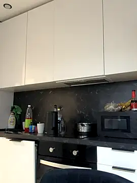 Snapshot of MilaBee chatting on October 7, 10:12 am MilaBee online show from October 7, 10:12 am