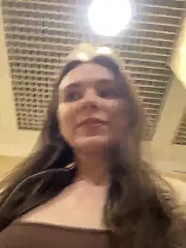 Snapshot of MilaBee chatting on October 8, 9:40 am MilaBee online show from October 8, 9:40 am