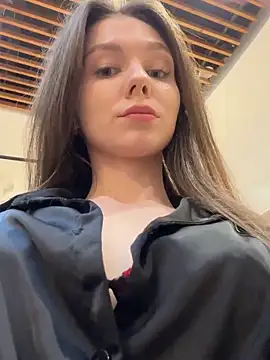 Snapshot of MilaBee chatting on October 20, 8:59 am MilaBee online show from October 20, 8:59 am