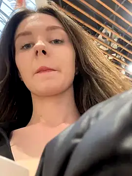 Snapshot of MilaBee chatting on October 23, 9:19 am MilaBee online show from October 23, 9:19 am