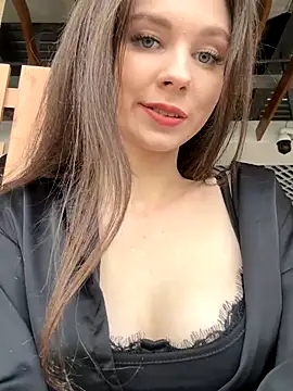 Snapshot of MilaBee chatting on October 31, 8:59 am MilaBee online show from October 31, 8:59 am