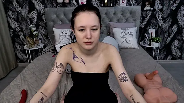 Snapshot of CarolineTenders chatting on November 27, 1:07 am CarolineTenders online show from November 27, 1:07 am