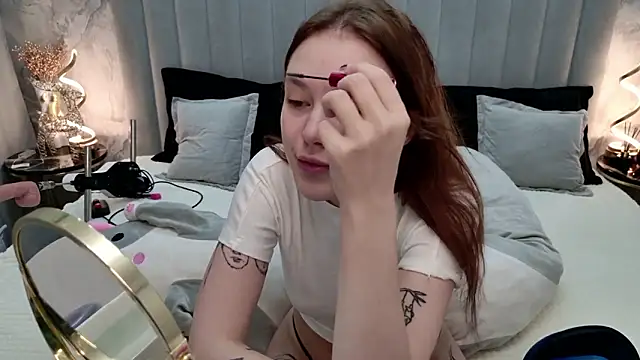 Snapshot of CarolineTenders chatting on February 12, 1:22 am CarolineTenders online show from February 12, 1:22 am