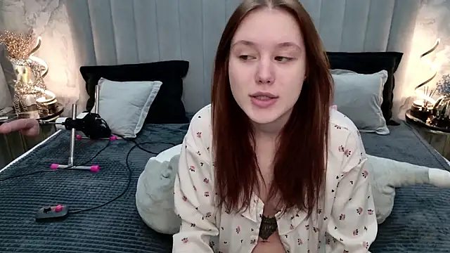 Snapshot of CarolineTenders chatting on February 16, 1:35 am CarolineTenders online show from February 16, 1:35 am