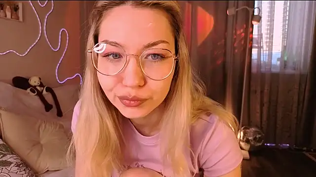 Lilo Sims online show from February 4, 2:50 am