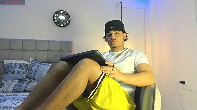 Snapshot of samxx_muscle chatting on October 3, 1:41 pm samxx muscle online show from October 3, 1:41 pm