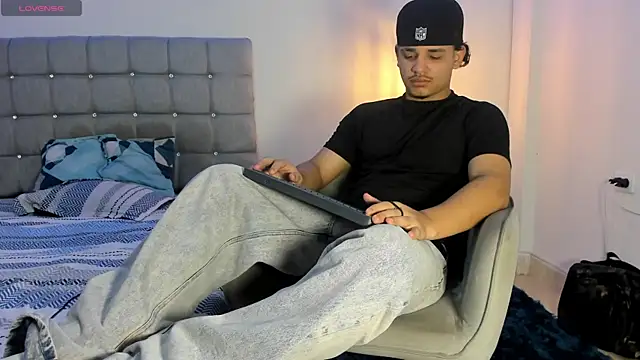 Snapshot of samxx_muscle chatting on October 8, 1:42 pm samxx muscle online show from October 8, 1:42 pm