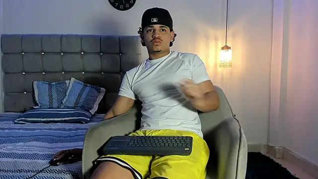 Snapshot of samxx_muscle chatting on October 20, 2:06 pm samxx muscle online show from October 20, 2:06 pm