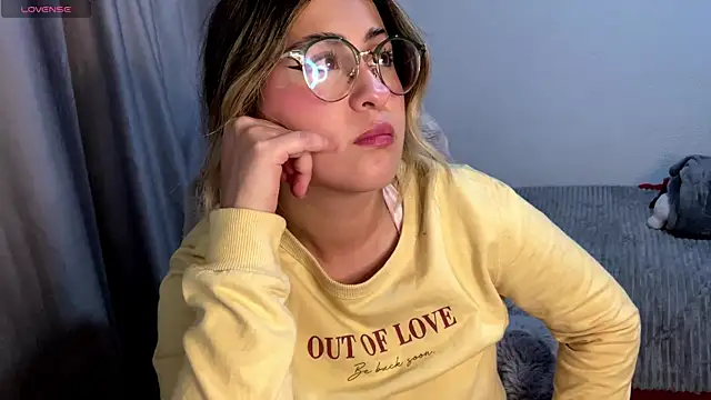 emma  bell  online show from November 3, 11:04 pm