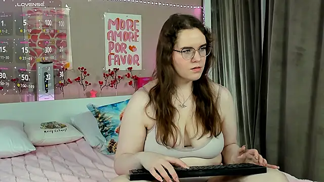 Snapshot of Kristy_na chatting on February 6, 2:05 am Kristy na online show from February 6, 2:05 am