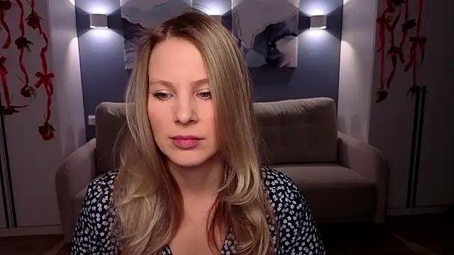 MelanieBennett online show from February 18, 6:09 am