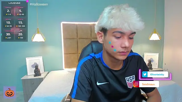 OliverTwinky online show from October 8, 9:34 pm