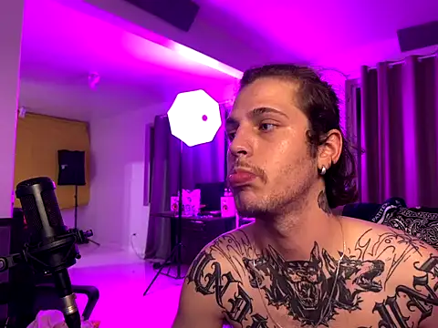 Snapshot of bigrosa21cm chatting on October 27, 11:20 pm bigrosa21cm online show from October 27, 11:20 pm