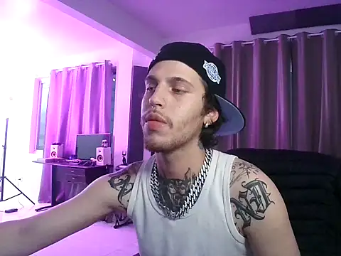 Snapshot of bigrosa21cm chatting on November 1, 9:28 pm bigrosa21cm online show from November 1, 9:28 pm