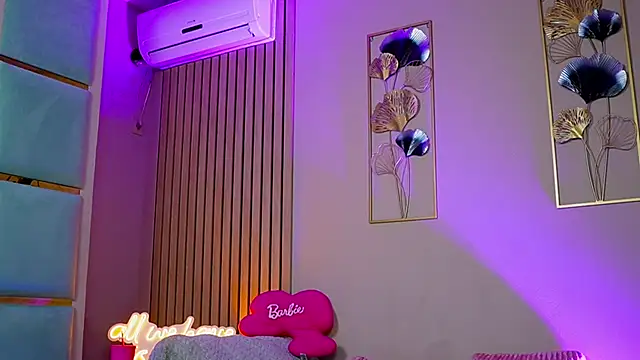 Snapshot of SabrinaJade chatting on October 17, 5:32 am SabrinaJade online show from October 17, 5:32 am