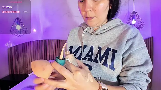 Snapshot of AlissaJoness chatting on April 6, 11:44 am AlissaJoness online show from April 6, 11:44 am