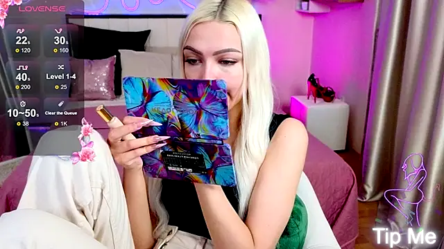 Snapshot of LinaLirian chatting on October 8, 1:42 pm LinaLirian online show from October 8, 1:42 pm