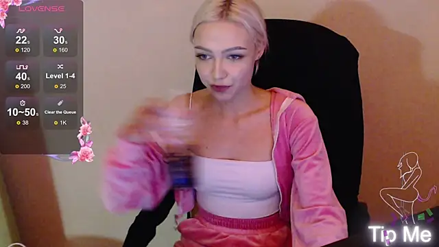 Snapshot of LinaLirian chatting on October 9, 10:52 pm LinaLirian online show from October 9, 10:52 pm