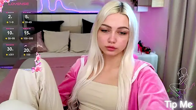 Snapshot of LinaLirian chatting on October 15, 7:08 am LinaLirian online show from October 15, 7:08 am