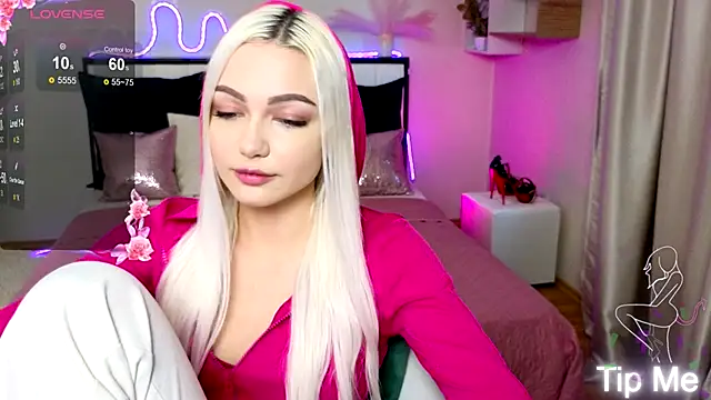 Snapshot of LinaLirian chatting on October 17, 1:35 pm LinaLirian online show from October 17, 1:35 pm