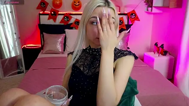 Snapshot of LinaLirian chatting on October 28, 1:47 pm LinaLirian online show from October 28, 1:47 pm