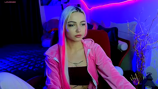 LinaLirian online show from November 9, 1:31 pm