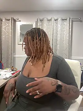 Snapshot of RoyalQueen2u chatting on April 6, 7:09 am RoyalQueen2u online show from April 6, 7:09 am