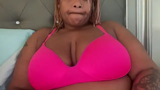 Snapshot of RoyalQueen2u chatting on April 8, 6:30 pm RoyalQueen2u online show from April 8, 6:30 pm