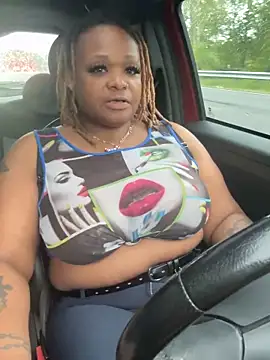 Snapshot of RoyalQueen2u chatting on April 25, 10:18 pm RoyalQueen2u online show from April 25, 10:18 pm