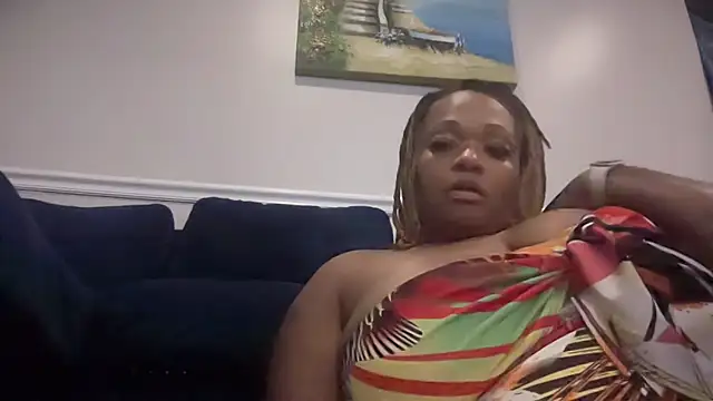Snapshot of RoyalQueen2u chatting on May 31, 7:37 am RoyalQueen2u online show from May 31, 7:37 am