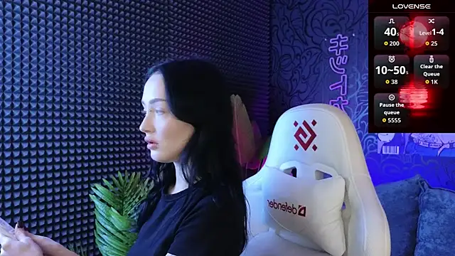  holly berry  online show from October 1, 1:22 am