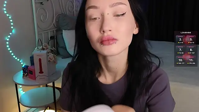  holly berry  online show from October 4, 1:47 am