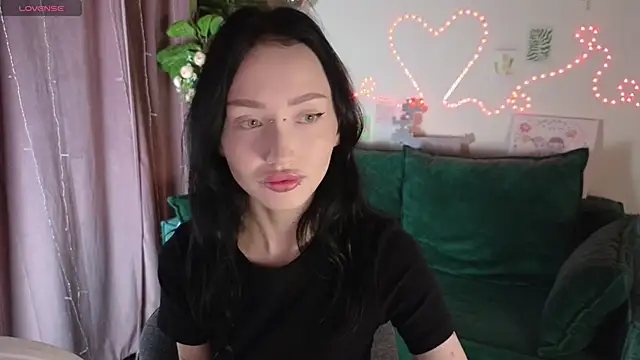  holly berry  online show from October 5, 1:37 am