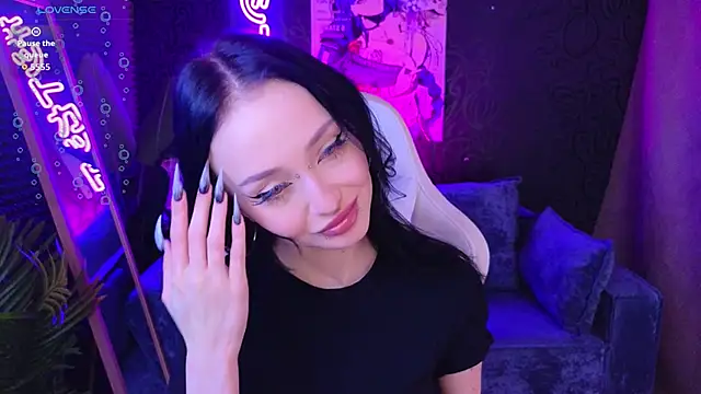  holly berry  online show from October 21, 1:50 am