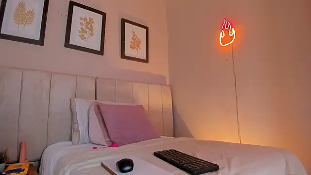 Snapshot of _lucia_18 chatting on October 13, 5:46 pm  lucia 18 online show from October 13, 5:46 pm