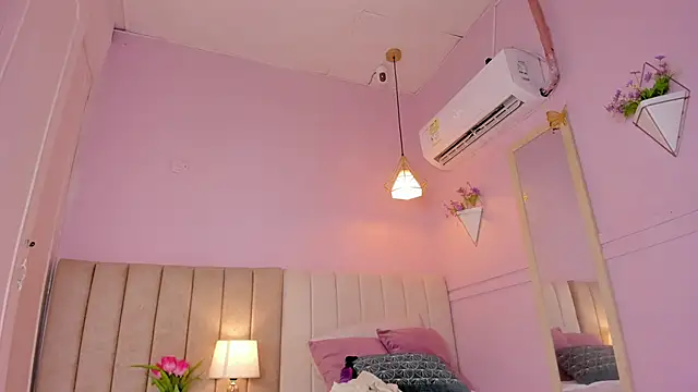 Snapshot of _lucia_18 chatting on October 25, 12:45 pm  lucia 18 online show from October 25, 12:45 pm