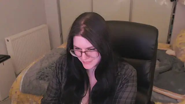 Snapshot of GothSuccubusBabe chatting on April 4, 8:50 pm GothSuccubusBabe online show from April 4, 8:50 pm