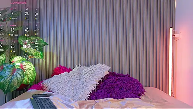 Snapshot of Luna_maithe1 chatting on September 18, 12:29 pm Luna maithe1 online show from September 18, 12:29 pm