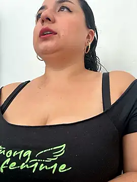 Snapshot of bluum chatting on January 15, 2:32 pm bluum online show from January 15, 2:32 pm