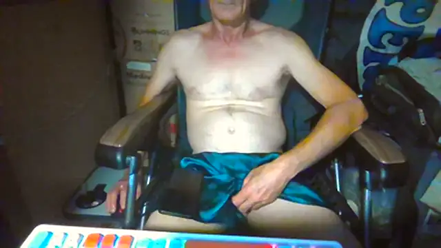 Lovyourpuss online show from May 18, 4:24 pm